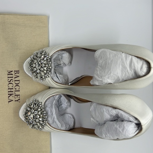 🤩 Gorgeous Badgley Mischka Satin Pumps in Ivory/White Sz 7.5 NIB - Picture 5 of 11